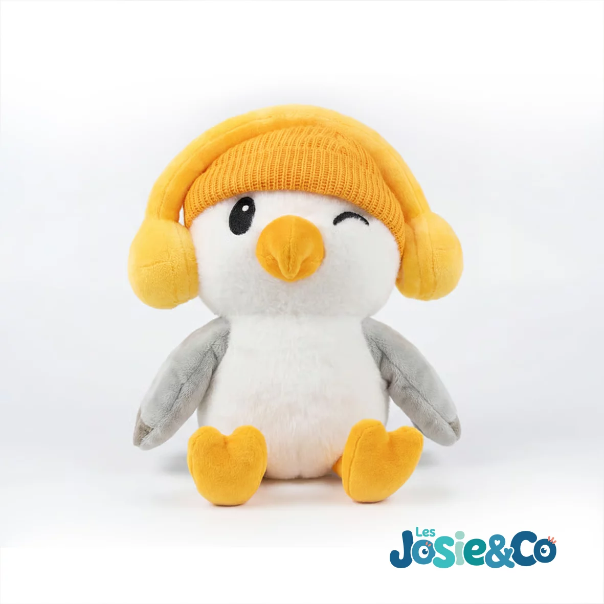 Peluche Josie la Mouette de face, bec orange et casque jaune vissé sur les oreilles